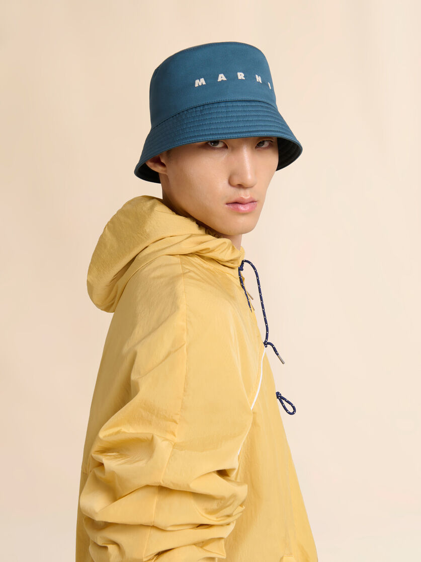 MEN - Bob en gabardine déperlante turquoise avec logo brodé - Marni